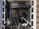 une photo d'un rack contenant tout un tas d'appareils électroniques