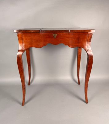 une vieille table en bois surmontée d'un tiroir