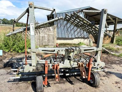 une image représentant un tracteur auquel est attelée une charrue à l'arrière