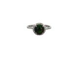 Gros plan sur une bague contenant une pierre verte