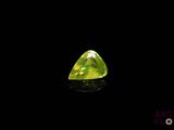 gros plan d'un diamant jaune sur une surface noire
