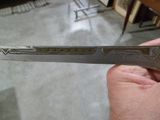 une personne tenant un couteau à la main dans une pièce