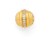 une bague en or sertie d'un diamant, signée Van Cleef