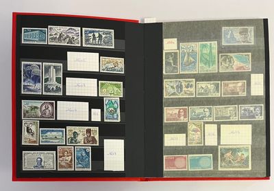 un livre dont les pages sont ornées de timbres et dont la couverture est rouge