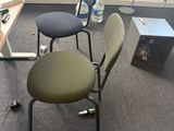 deux chaises et une table dans une pièce