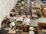 de nombreux cartons d'objets posés à même le sol
