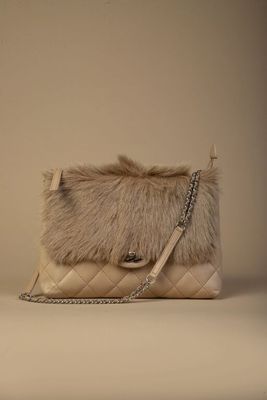 pochette avec fourrure et bandoulière à chaîne