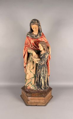 une statue ancienne d'une femme tenant un bébé dans ses bras