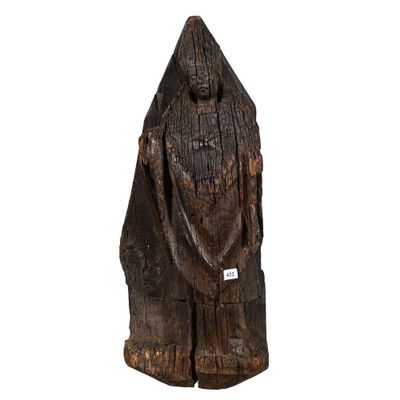 une vieille statue en bois représentant un homme barbu vêtu d'une robe
