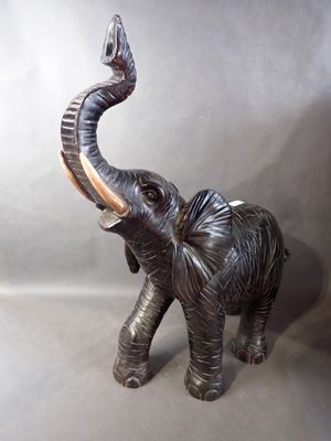 Un éléphant en résine noircie, et corne pour les défenses D …