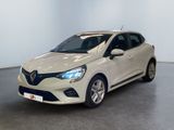 La voiture blanche est garée dans une pièce au sol noir
