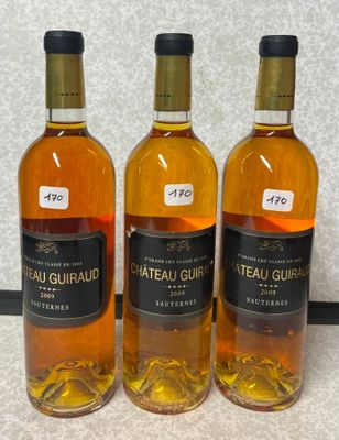 trois bouteilles de vin posées sur une table l'une à côté de l'autre
