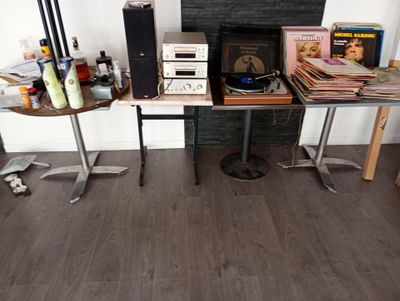 une table sur laquelle est posé un tourne-disque, devant une cheminée