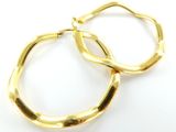 deux paires de boucles d'oreilles en or sur fond blanc