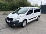 la photo d'une camionnette blanche garée sur un parking