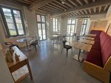 une pièce avec un canapé, des tables et des chaises