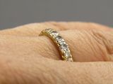 gros plan de la main d'une personne portant une bague