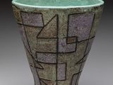 un gros plan d'une tasse ornée d'un motif