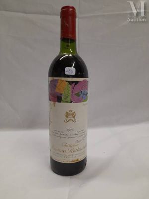 une bouteille de vin posée sur une table