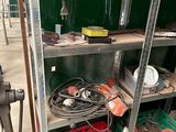 une étagère métallique sur laquelle sont posés divers outils, dans un garage