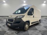la camionnette blanche est garée sur un sol carrelé en damier