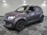 la photo d'une petite voiture grise garée dans un garage