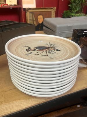une pile d'assiettes posée sur une table dans un magasin