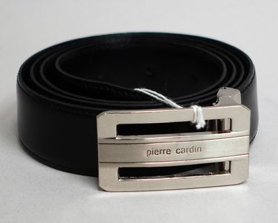 une ceinture noire ornée d'une boucle argentée sur un fond blanc