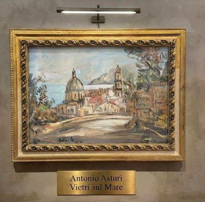 un tableau accroché au mur d'un immeuble