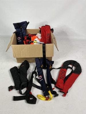 une boîte en carton remplie d'objets divers posée sur une surface blanche