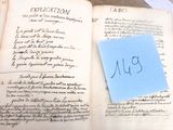 une feuille de papier posée sur un livre ouvert