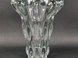 un vase en verre posé sur une table