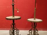 paire de lampes de table anciennes en laiton avec plateau en marbre