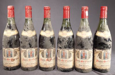 six bouteilles de vin sont alignées sur une table