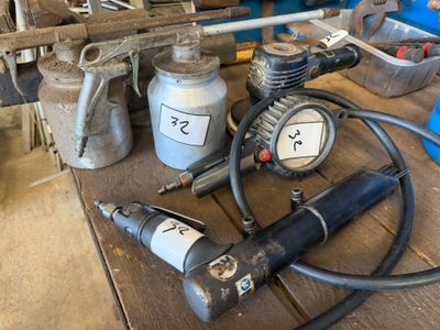un grand nombre d'outils posés sur une table