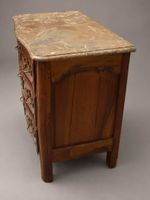 Commode en noyer mouluré ouvrant par trois tiroirs, les mont… (photo 5)