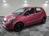 une photo d'une petite voiture rose garée dans un garage
