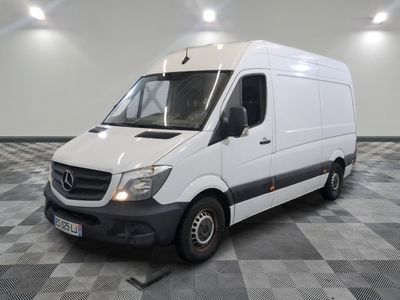 la photo d'une camionnette blanche garée dans une pièce
