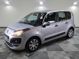 la petite voiture argentée est garée sur un carrelage à carreaux