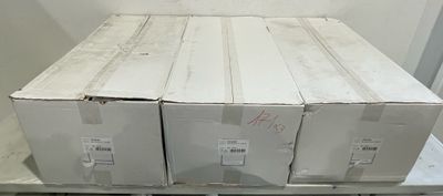 quatre cartons de nourriture posés sur une palette au sol