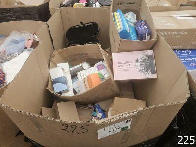 de nombreux cartons remplis d'objets, posés par terre