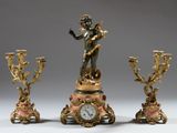 trois types d'horloges exposées sur une table
