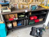 un établi avec des outils dans un garage
