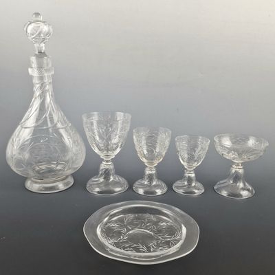 un grand nombre d'objets en verre posés sur une table