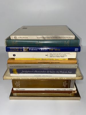 plusieurs livres sont empilés sur une table