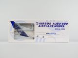 une maquette d'avion dans une boîte posée sur une surface blanche