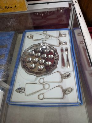 une vitrine dans laquelle sont exposés des couverts en argent
