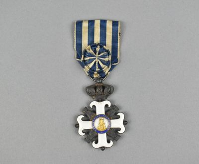 une croix en argent à rayures bleues et blanches et une médaille en or