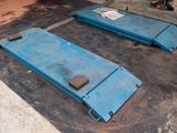 deux rampes bleues posées au sol dans un garage