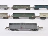 de nombreux wagons de différents types qui circulent sur les voies